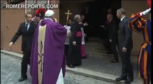 El Papa visita parroquia del Vaticano y saluda en la puerta a todos los asistentes
