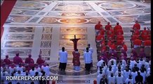 Benedicto XVI adora la Cruz el Viernes Santo en el Vaticano