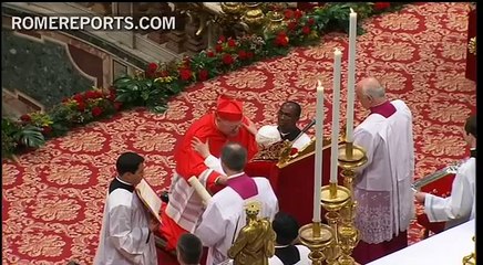 Descargar video: Benedicto XVI entrega birrete y anillo a los nuevos cardenales en el Vaticano