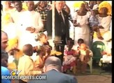 Benedicto XVI recuerda el día de su primera comunión con niños en Benín