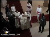 Benedicto XVI reza ante la tumba del cardenal Bernardin Gantin en Ouidah