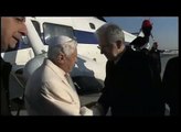 Benedicto XVI saluda a Mario Monti en el aeropuerto antes de viajar a Benín