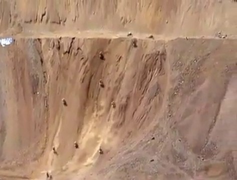 Des bikers grimpent une falaise verticale à motocross