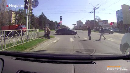 Se le cayó un trozo de madera y una pala mecánica lo recogió