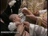 Benedicto XVI bautiza a 21 niños en la Capilla Sixtina