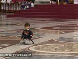 Vigilia de oración por la vida naciente: un niño gatea hasta el Papa