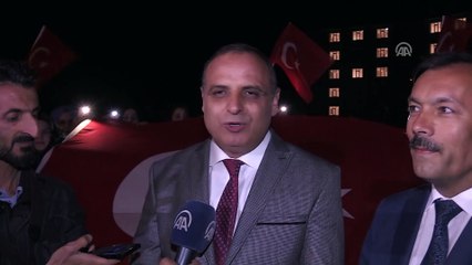 KYK öğrencilerinden polise ışıklı destek - ERZİNCAN