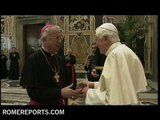 Miembros de la 'Papal Foundation' regalan una tarta a Benedicto XVI por su cumpleaños