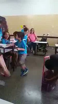 I compagnetti incitano il loro amico con disabilità a compiere i suoi primi passi