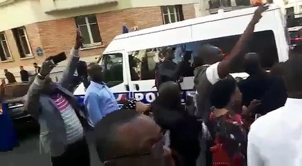 Délégation de Macky Sall jétée de farine à Paris