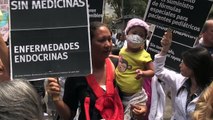 Pacientes y médicos venezolanos protestan por falta de medicinas