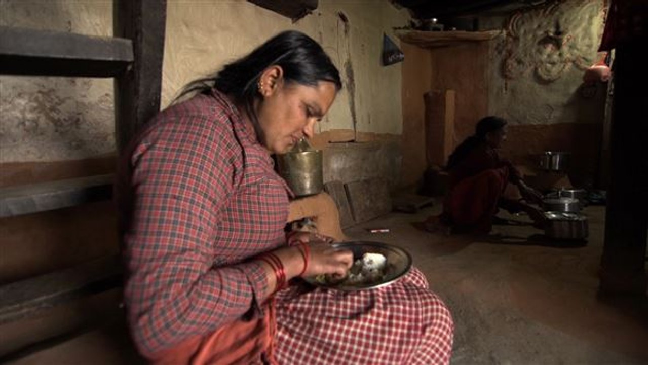 Unrein: menstruierende frauen in nepal grausam behandelt