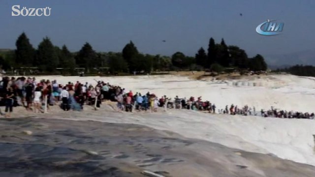 Pamukkale'ye ücretsiz girişler için uzun kuyruk oluştu