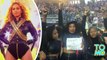 Bailarines de Beyonce muestran cartel para pedir justicia por la muerte de Mario Wood