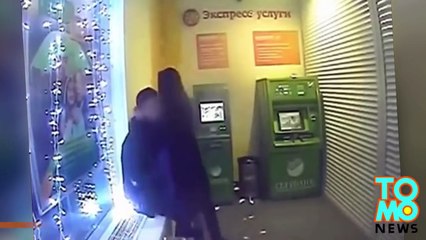 Pareja rusa es sorprendida usando un cajero automático como habitación de motel