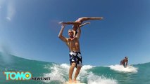 Pareja realiza increíbles acrobacias sobre una tabla de surf