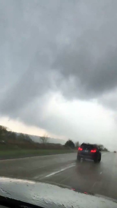 Une femme filme une puissante tornade qui fait subitement décoller sa voiture