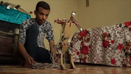 شاب يمني يبتكر آلات مفيدة من الكرتون والبلاستيك