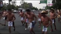 Campesinos se desnudan en Ciudad de México para protestar por la confiscación ilegal de tierras