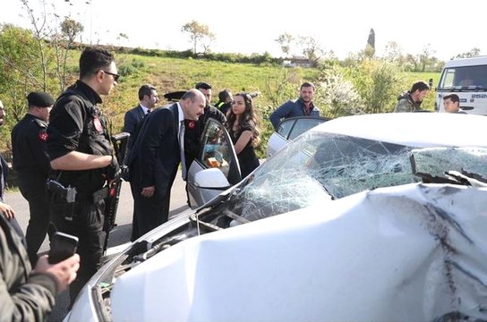 Kazayı Gören Bakan Soylu, Konvoyunu Durdurup Yaralılarla İlgilendi