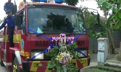 Unik Nih, Menikah dengan Iring-Iringan Pemadam Kebarakan