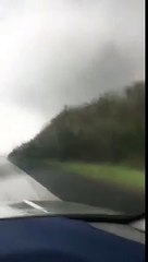 Une caravane une voiture et une tornade