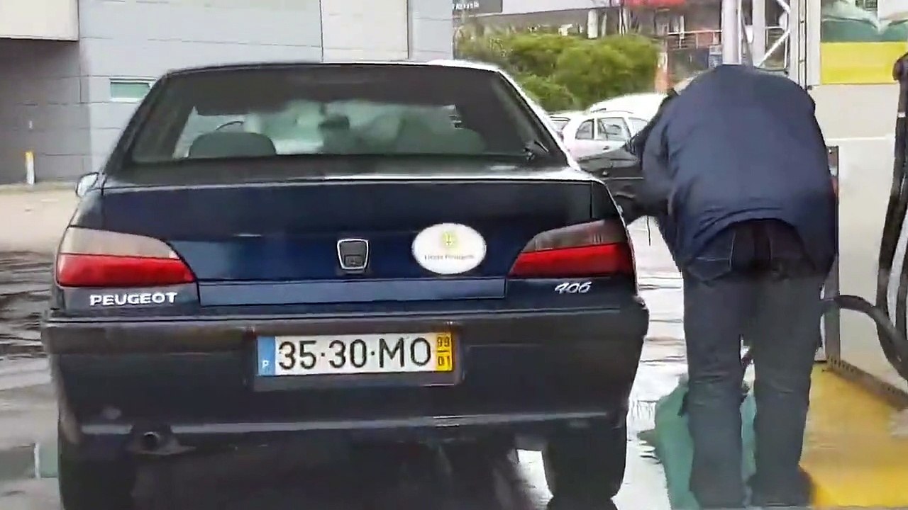 Homem abastece o carro do Estado... Mas só depois de encher dois garrafões!