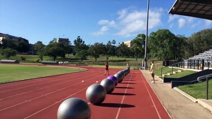 Il réalise un record en roulant sur des Swiss Balls