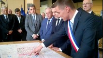 Le maire de Saint-Dié-des-Vosges, David Valence, présente le projet Coeur de ville au président de la République, Emmanuel Macron