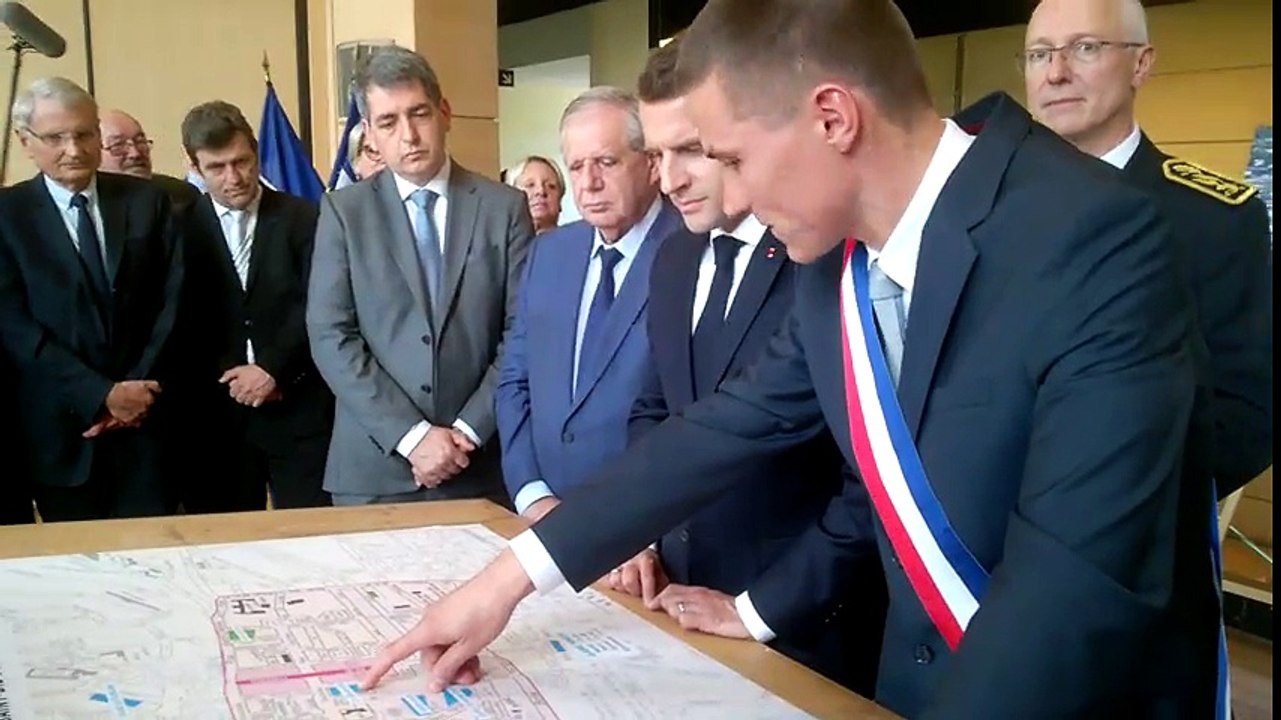 Le maire de Saint-Dié-des-Vosges, David Valence, présente le projet Coeur de ville au président de la République, Emmanuel Macron