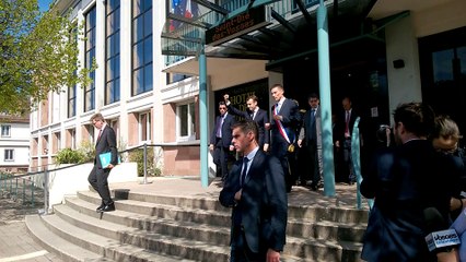 Emmanuel Macron et David Valence sortent de l'hôtel de ville de Saint-Dié-des-Vosges