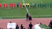 Un ours fait sensation en donnant le coup d'envoi lors d'un match de foot en Russie