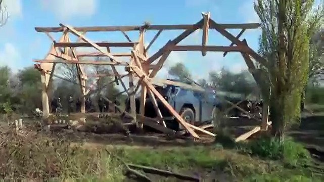 Notre-Dame-des-Landes : bulldozers, lacrymogènes, cocktails Molotov... Les images des affrontements entre zadistes et forces de l'ordre