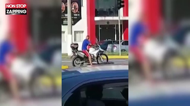 Il veut voler une moto mais confond l'alarme avec la sirène de la police (Vidéo)