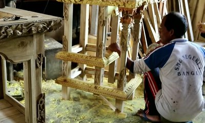 Para Pemuda di Bali Melestarikan Seni Ukir Kayu