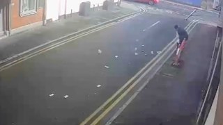 Un braqueur sort d’un magasin et perd tout l’argent dans la rue (Angleterre)