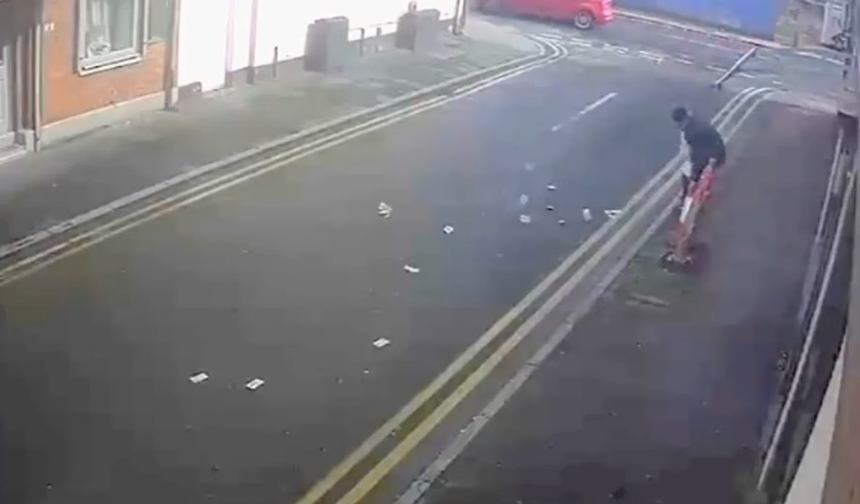 Un braqueur sort d’un magasin et perd tout l’argent dans la rue (Angleterre)