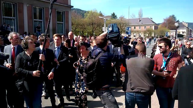 Emmanuel macron dans les rues de Saint-Dié-des-Vosges