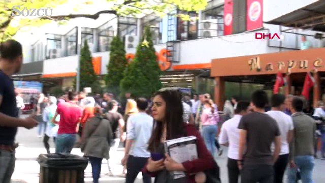 Gençlerin sokaktaki kavgasını kadınlar ayırdı