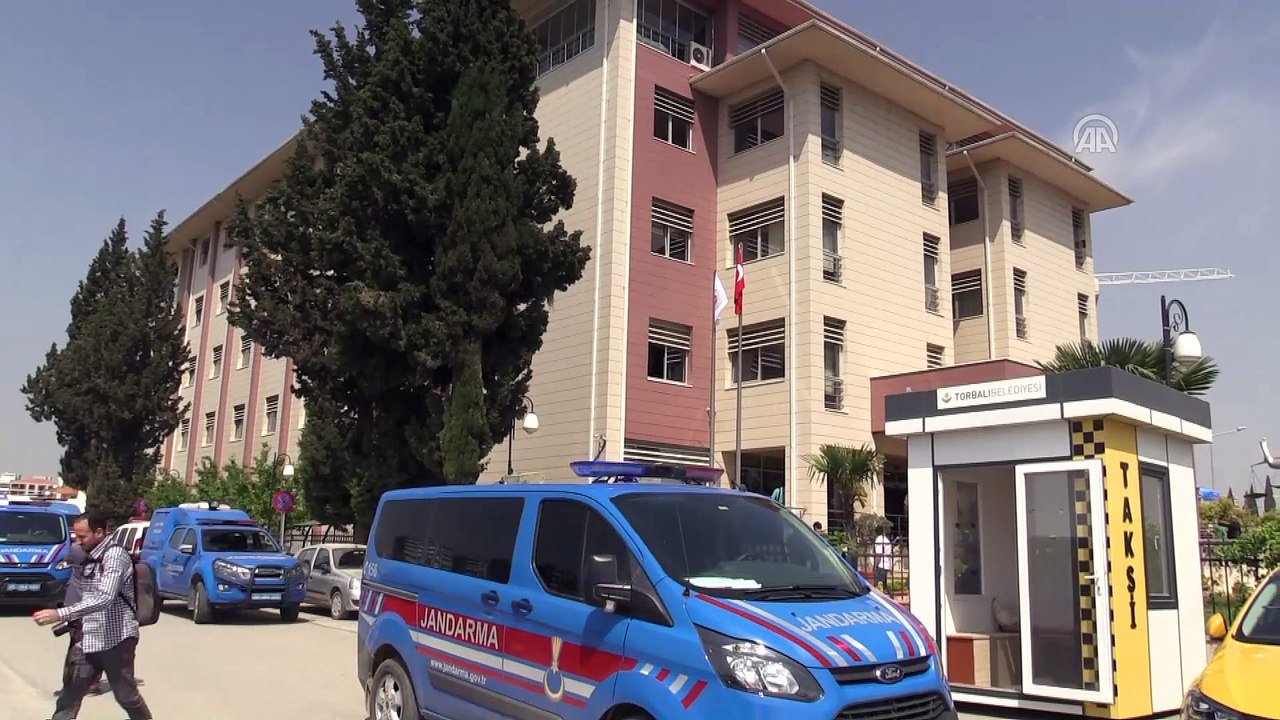 Torbalı'da lüks cipin içerisinde yakılarak öldürülen iş adamı - 4 şüpheli  adliyeye sevk edildi - İZMİR - Dailymotion Video