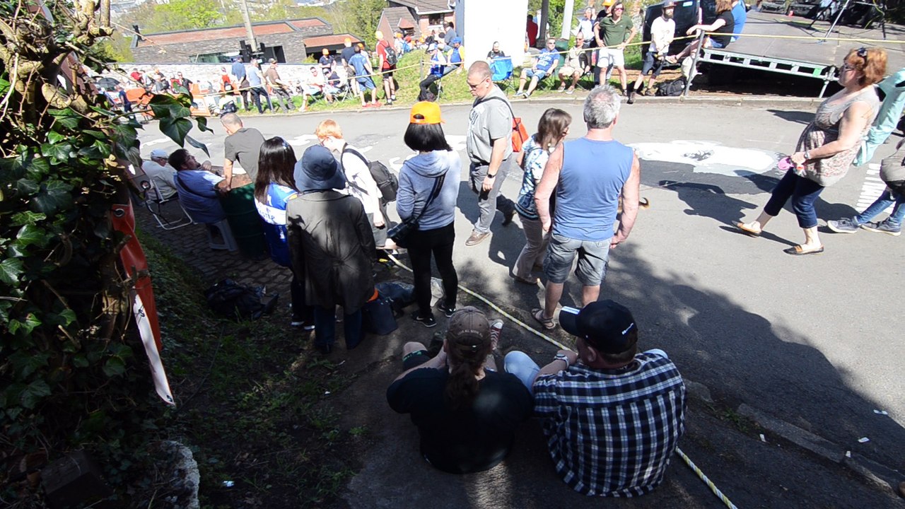 Ambiance avant le départ de la Flèche Wallonne