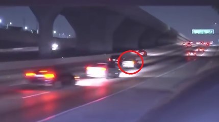 Une voiture se retrouve arrêtée au milieu de l’autoroute et fout un beau foutoir