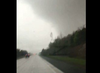 Une femme filme une puissante tornade qui fait subitement décoller sa voiture