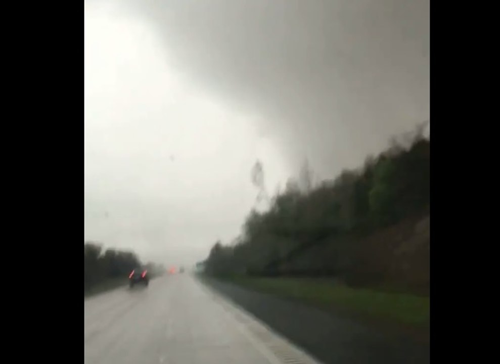 Une femme filme une puissante tornade qui fait subitement décoller sa voiture