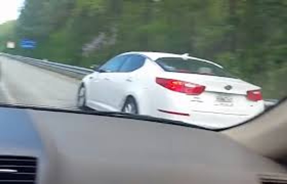 Un automobiliste remonte les bouchons sur l’autoroute en passant sur la bande d’arrêt d’urgence