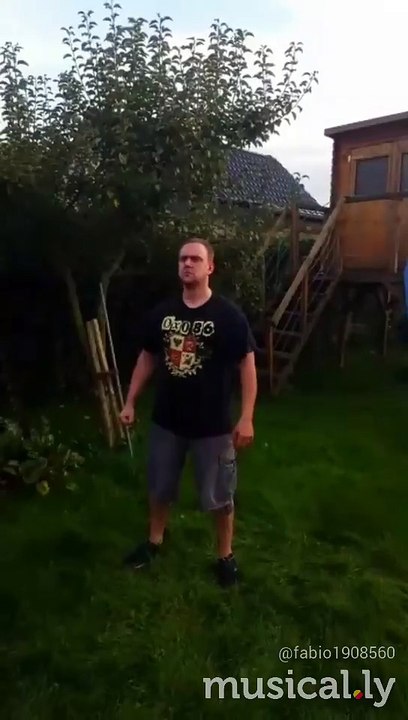 Il veut imiter son pote pour ouvrir et boire une bière de façon cool