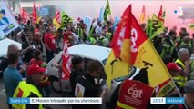 Vosges : Emmanuel Macron interpellé par des cheminots de la SNCF
