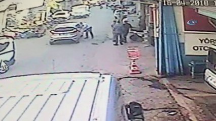 Oğlunun boncuk atan oyuncak tabancasıyla banka soymaya kalktı...O anlar kamerada