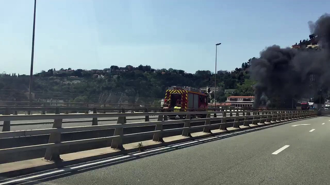 L'A8 coupée après l'incendie d'un véhicule sur le viaduc du Paillon à Nice