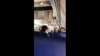 Ce passager filme l'interieur de l'avion de la Southwest après l'explosion de son moteur